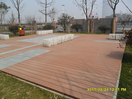 Surfaces en bois plastique composite durable surfaces en bois composite extérieures antidérapantes