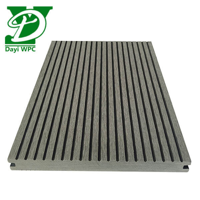 Surfaces en WPC durables pour piscines et jardins