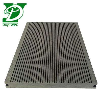 Surfaces en WPC durables pour piscines et jardins