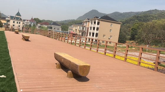 Decking de sol en WPC haute résistance pour les espaces extérieurs modernes résistant à l'usure