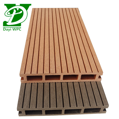 Décoration en WPC composite durable sur mesure pour piscines et jardins