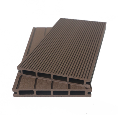 Decking en WPC durable et peu exigeant d'entretien Parfait pour la vie en plein air Facile à installer