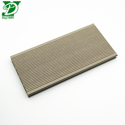 Revêtement de terrasse composite en relief profond pour l'extérieur, durable et élégant