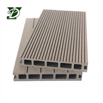 Revêtement de sol extérieur moderne en composite bois-plastique (WPC) creux pour balcon de jardin privé