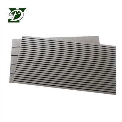 Revêtement de terrasse en composite bois-plastique (WPC) moderne ajouré pour extérieur, pieds nus