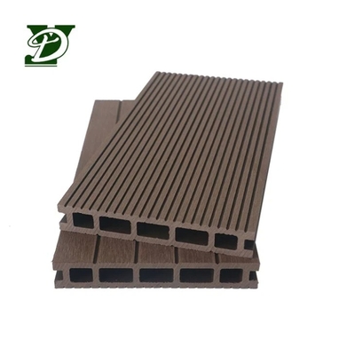 Revêtement de sol extérieur moderne en composite bois-plastique (WPC) creux pour balcon de jardin privé