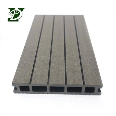 Revêtement de sol extérieur moderne en composite bois-plastique (WPC) creux pour balcon de jardin privé