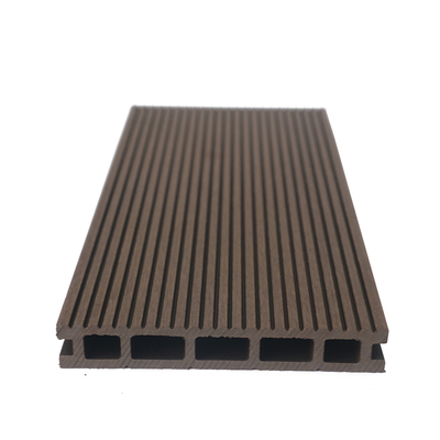 Revêtement de terrasse en composite bois-plastique (WPC) moderne ajouré pour extérieur, pieds nus