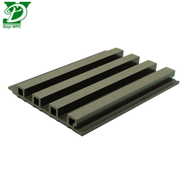 Résistant aux intempéries, le panneau mural externe WPC à surface creuse nécessitant peu d'entretien