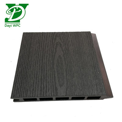 espace extérieur durable clôture WPC moderne