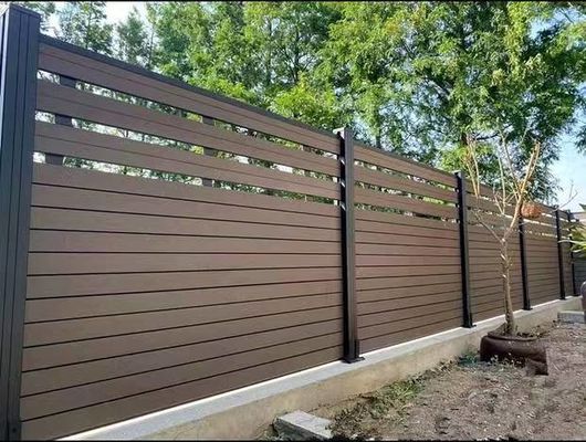 Jardin Moderne Beau, Diversifié et Durable Clôture en Composite Bois