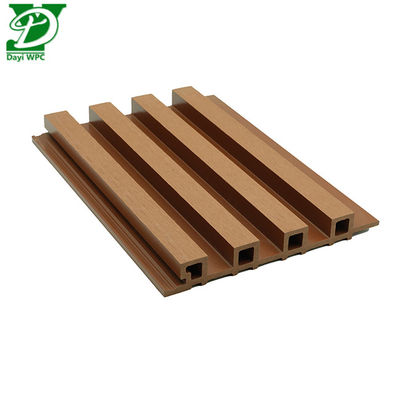 La décoration extérieure moderne utilise le revêtement mural externe populaire WPC à surface creuse